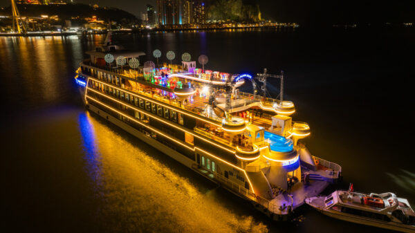 Dining Experience by 5-star Luna Ha Long Cruise