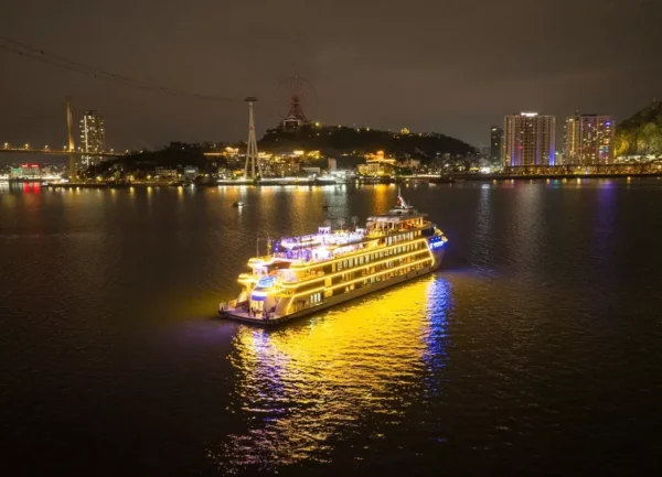 Dining Experience by 5-star Luna Ha Long Cruise - Image 2